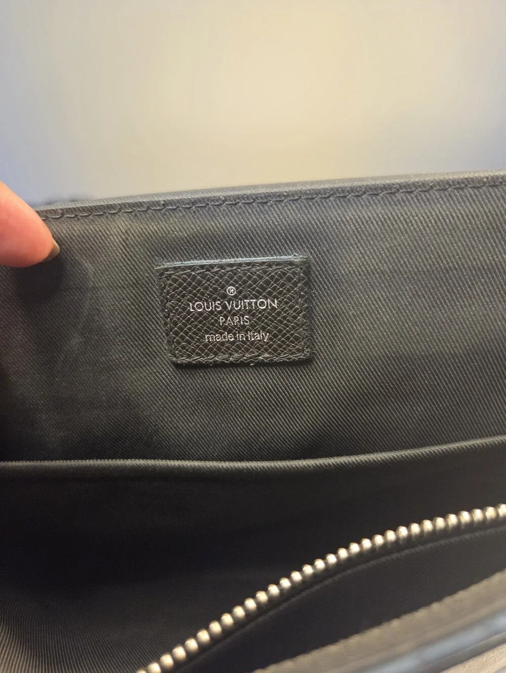 Louis Vuitton Roman MM Taiga Messenger Bag Black Leather W12.59